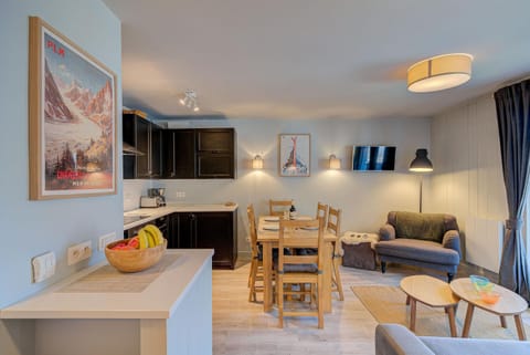 Kitchen or kitchenette, Living room, Seating area, Dining area