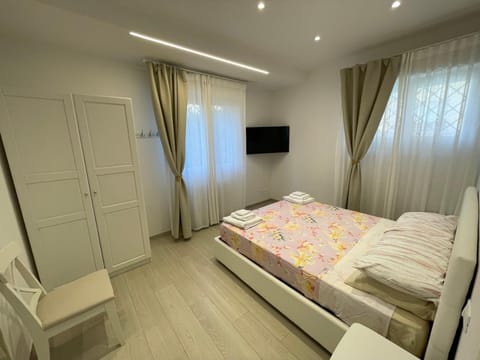 Bed, TV and multimedia, Bedroom, towels, wardrobe