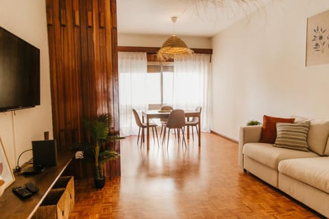 Communal lounge/ TV room, TV and multimedia, Living room, Seating area, Dining area