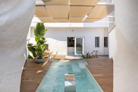 Patio, Day, Swimming pool