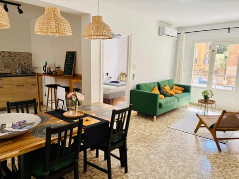 TV and multimedia, Kitchen or kitchenette, Living room, Dining area, air conditioner