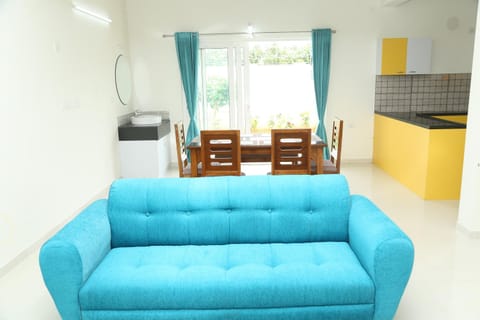 Kitchen or kitchenette, Living room, Seating area, Dining area