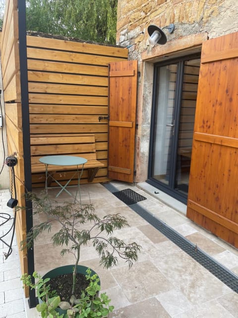 Chambre tropicale privée au coeur d'un village calme et proche du vignoble Vacation rental in Bourgogne-Franche-Comté