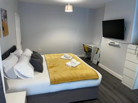 Bed, TV and multimedia, Photo of the whole room, Bedroom, towels
