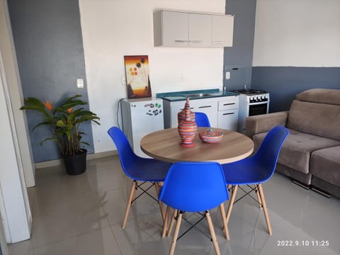 Kitchen or kitchenette, Dining area, minibar, stove