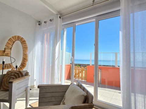 Natural landscape, View (from property/room), Balcony/Terrace, Living room, Seating area, Sea view