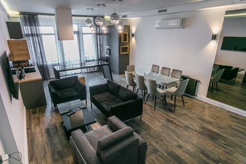 Communal lounge/ TV room, TV and multimedia, Living room, Seating area, Dining area, Evening entertainment, air conditioner