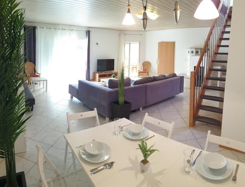 TV and multimedia, Living room, Seating area, Dining area