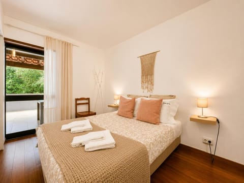Bed, Bedroom, towels