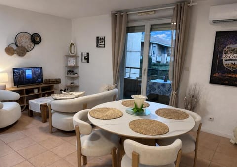 Patio, Living room, Seating area, Dining area