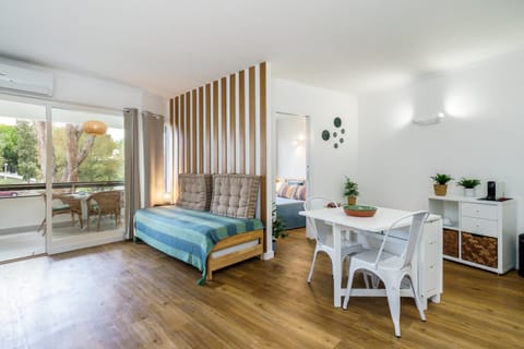 Bed, Living room, Seating area, Dining area, Bedroom