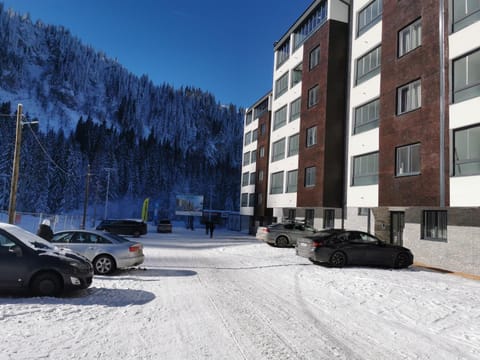 Property building, Mountain view, Parking