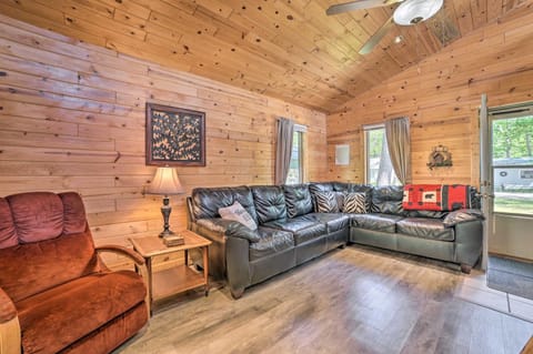 Charming Houghton Lake Cottage with Backyard! House in Houghton Lake