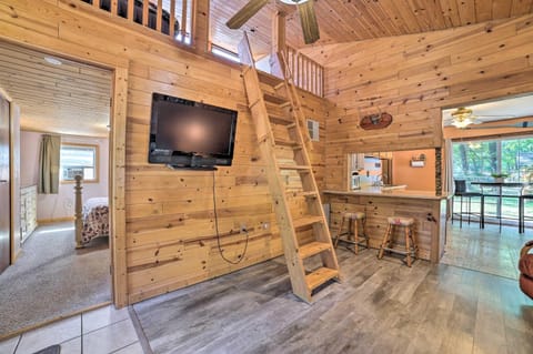 Charming Houghton Lake Cottage with Backyard! House in Houghton Lake