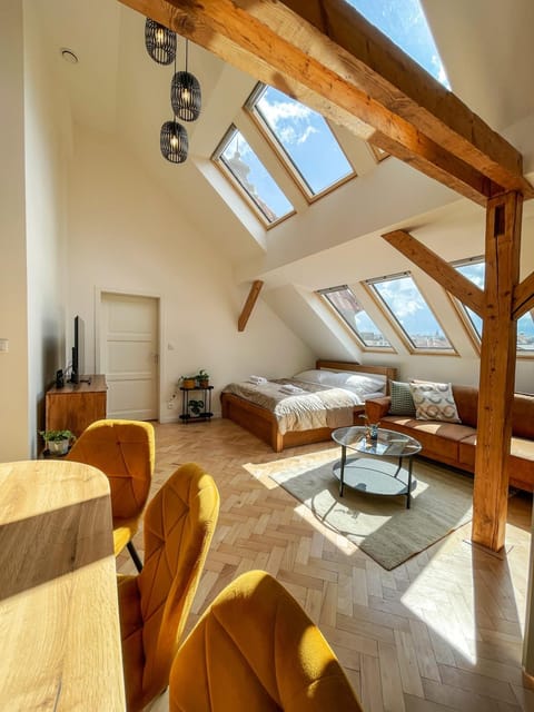 Bed, TV and multimedia, Living room, Seating area, Bedroom