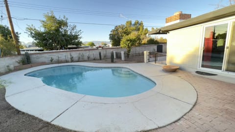 Private Home - Heated Pool, Billiards, Darts, Foosball, Fireplace, 5 Smart TVs, BBQ, Cotton Bedding - The Saguaro Sanctuary, Pool Heat Optional House in Tucson