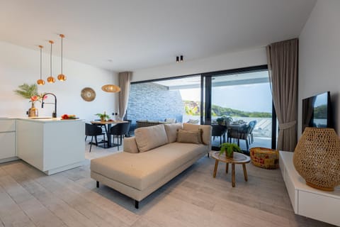 TV and multimedia, Living room, Seating area, Dining area