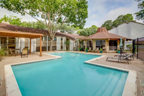 Chic Montgomery Condo with Balcony and Pool Access! Apartment in Lake Conroe