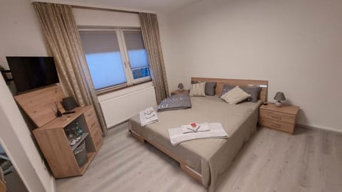 Communal lounge/ TV room, Bed, TV and multimedia, Living room, Photo of the whole room, Evening entertainment, Bedroom, towels