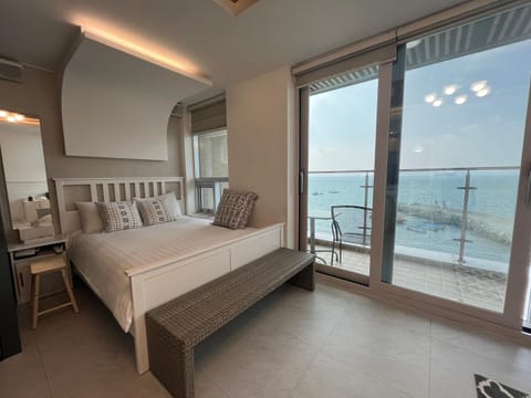 Bed, Balcony/Terrace, Photo of the whole room, Sea view