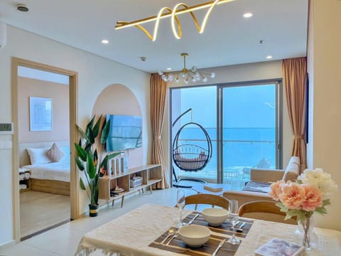 Bed, Natural landscape, TV and multimedia, Living room, Photo of the whole room, Seating area, Dining area, Bedroom, Sea view