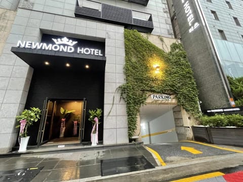 Property building, Facade/entrance, Day
