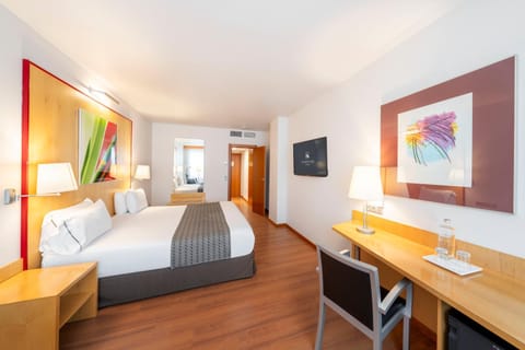 Bed, TV and multimedia, Bedroom