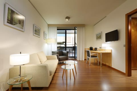 Bed, TV and multimedia, Living room, Photo of the whole room, Bedroom