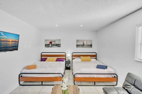 Large 2 Bed Studio Close to Beach & Hard Rock HA03 House in Hollywood