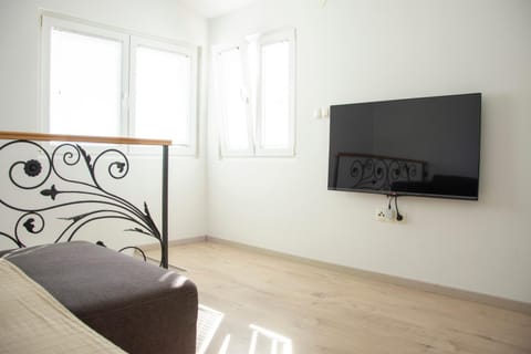 TV and multimedia, Living room, Seating area, Evening entertainment