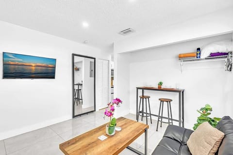 New 2 Bed Studio Close To Beach & Casino Ha04 House in Hollywood