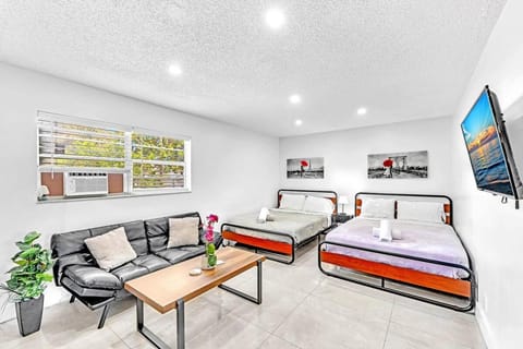 New 2 Bed Studio Close To Beach & Casino Ha04 House in Hollywood