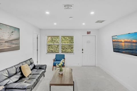 NEW 2 Bedroom Hollywood Beach and Hard Rock LB1 House in Hollywood