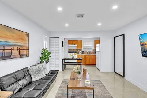 Hollywood 2 Bdrm New Furnished Beach Vacation LB2 House in Hollywood