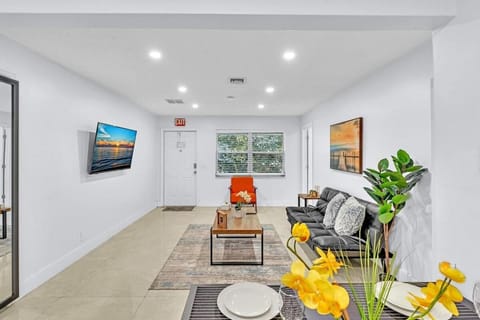 Hollywood 2 Bdrm New Furnished Beach Vacation LB2 House in Hollywood