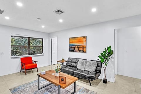 Hollywood 2 Bdrm New Furnished Beach Vacation LB2 House in Hollywood