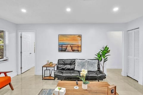 Hollywood 2 Bdrm New Furnished Beach Vacation LB2 House in Hollywood