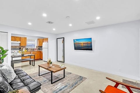 Hollywood 2 Bdrm New Furnished Beach Vacation LB2 House in Hollywood