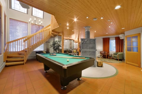 Billiard, Living room, Seating area