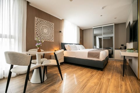 Bed, TV and multimedia, Photo of the whole room, Seating area, Bedroom