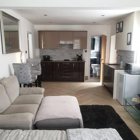 Lovely studio annex in Lilliput Apartment in Poole