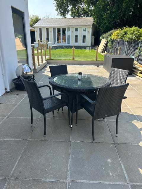 Lovely studio annex in Lilliput Apartment in Poole