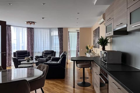 TV and multimedia, Kitchen or kitchenette, Living room, Seating area, Dining area