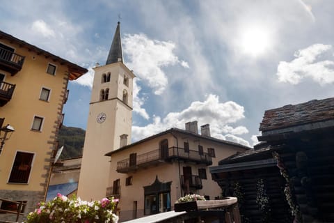 Neighbourhood, Natural landscape, Street view