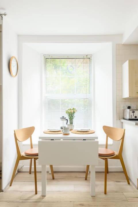 Kitchen or kitchenette, Seating area, Dining area