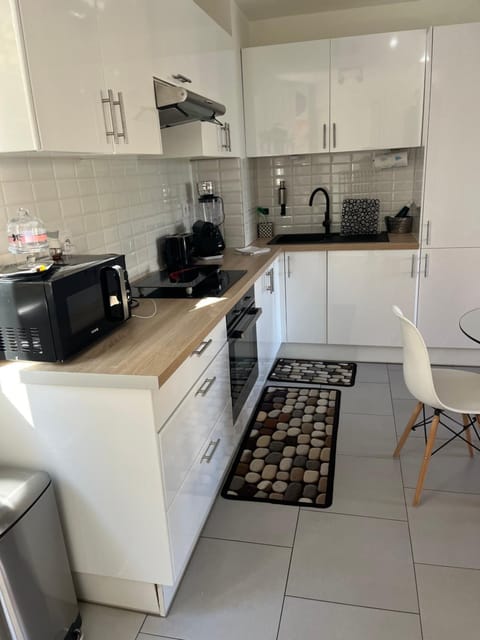 Kitchen or kitchenette, Dining area, dishwasher, stove