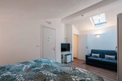 Bed, TV and multimedia, Photo of the whole room, Bedroom, wardrobe