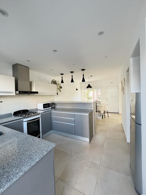 Kitchen or kitchenette, Dining area, minibar, pet friendly, stove