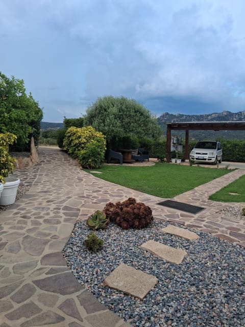 Property building, Day, Garden, Garden view, Parking
