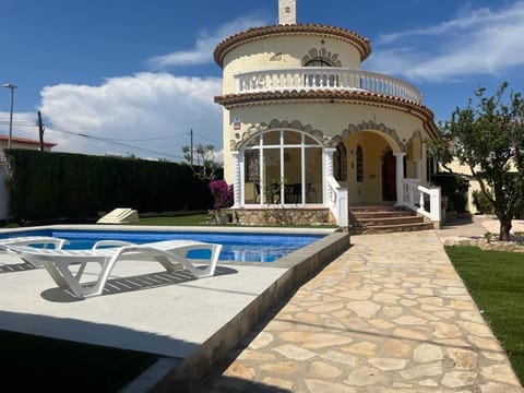 Property building, Patio, Pool view, Swimming pool, sunbed